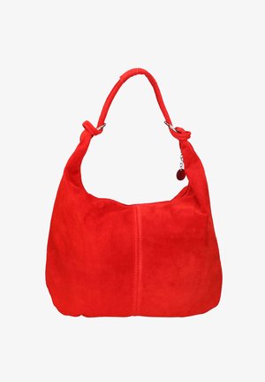 Sac à main hobo en daim rouge à design décontracté, avec des bretelles en cuir doublées et un charm décoratif sur le côté.
