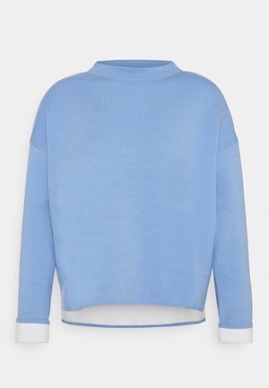 Pull bleu clair à manches longues avec un col montant et des poignets blancs, présenté de face sur un fond uni.