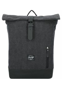 Mochila de tela gris con parte inferior negra, que presenta una correa de hebilla, un bolsillo con cremallera y una etiqueta con el logo en la parte frontal.