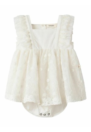 Biele detské šaty s nariasenými čipkovými rukávmi, kvetinovou výšivkou a patentmi na spodnej časti body pre jednoduchú zmenu plienok.