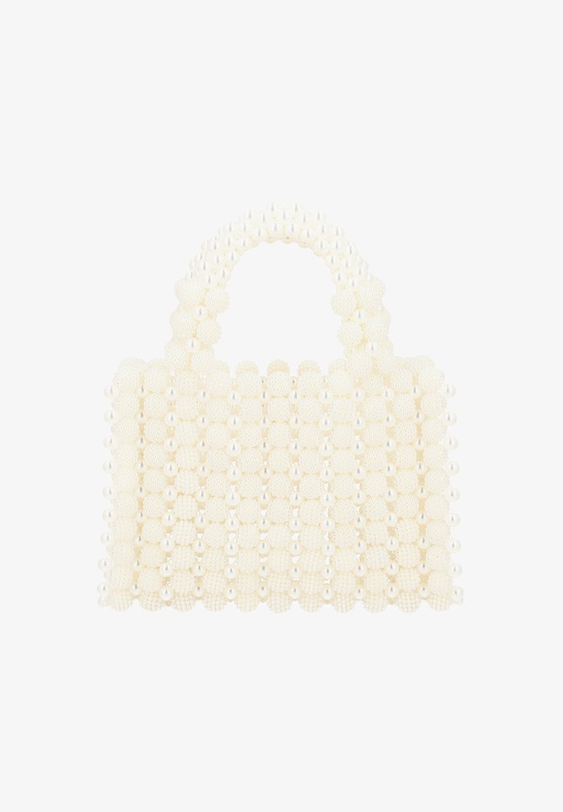 Fehér gyöngyökkel díszített kézi táska, mintás felülettel, lekerekített fogantyúval és strukturált téglalap alakú formával, gyöngyszerű kiegészítőkkel az egész táskán.