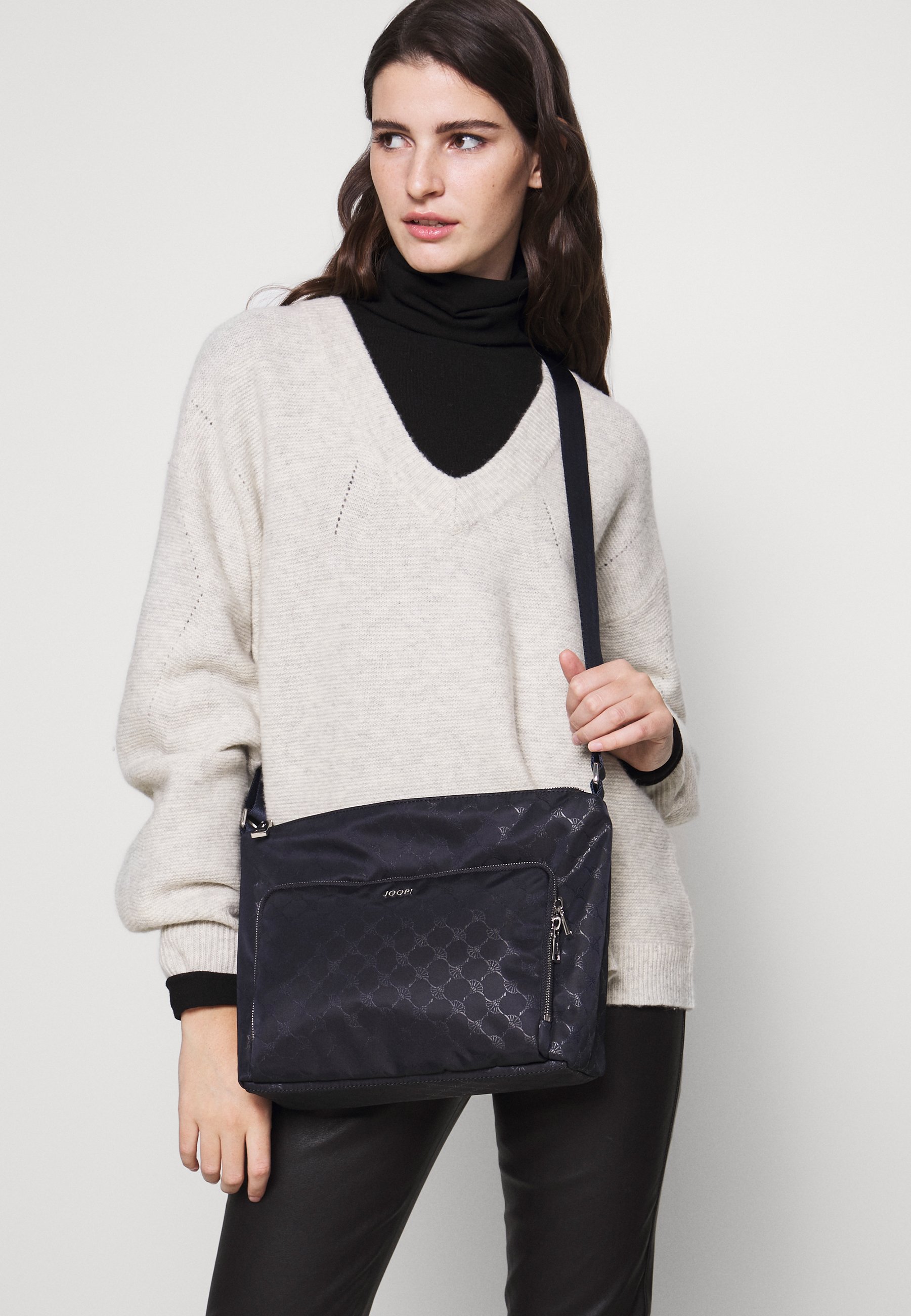 JOOP! CORNFLOWER BELA SHOULDERBAG Skulderveske nightblue JOOP! CORNFLOWER BELA SHOULDERBAG Skulderveske