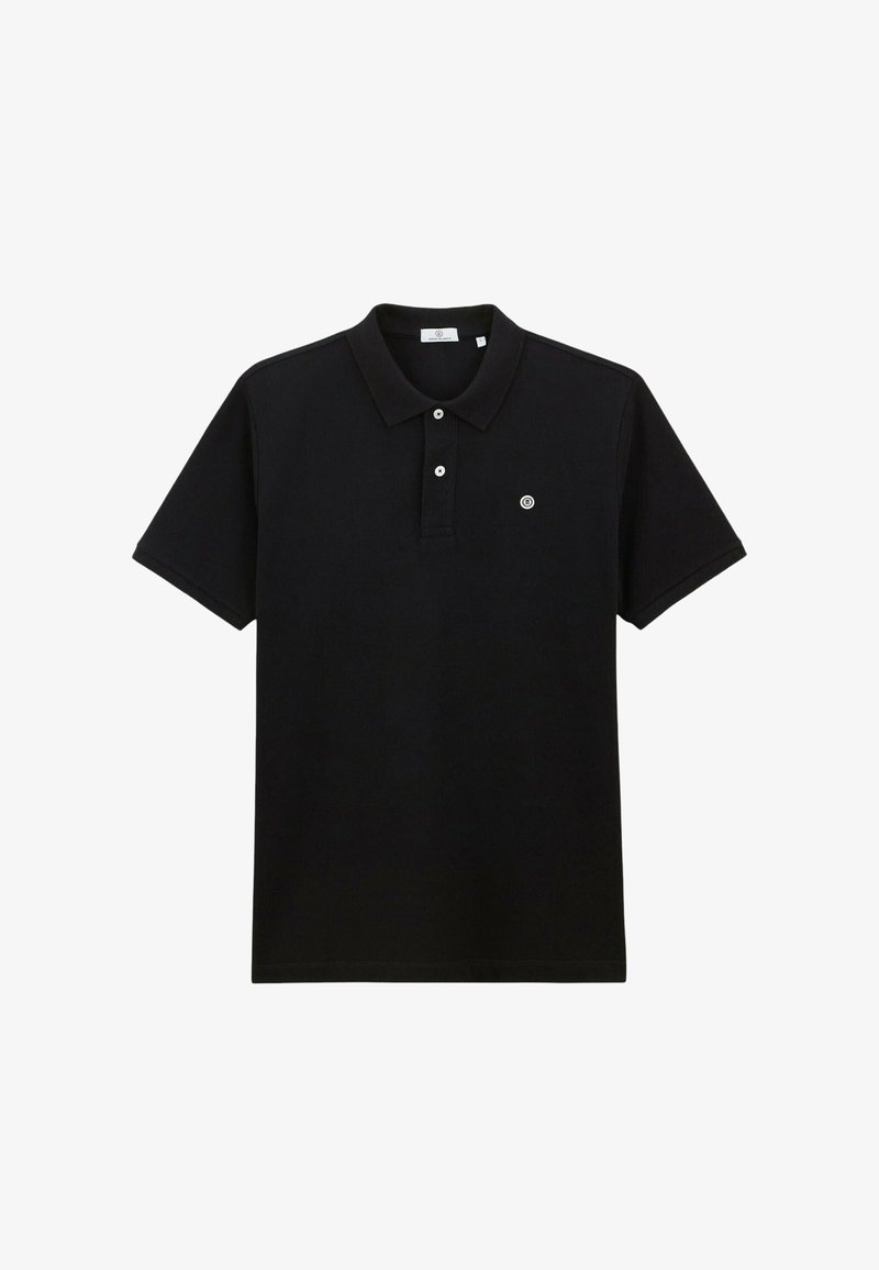 Polo noir à manches courtes avec deux boutons blancs, un col et un petit logo circulaire sur le côté gauche de la poitrine.