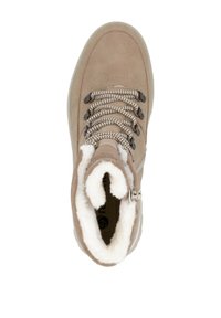 Bota de tobillo de ante beige con forro de piel de textura, diseño de cordones con lazadas en contraste y pequeño detalle de cremallera en el lado.