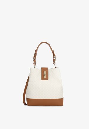 Sac à main blanc avec une finition texturée, accents en cuir marron, doubles poignées supérieures et une fermeture à boucle en métal doré. Présente une forme structurée.