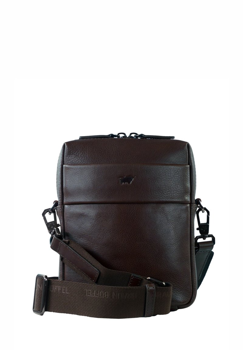 Borsa a spalla in pelle marrone con una superficie liscia, chiusura con zip e tracolla regolabile. Presenta logo impresso e tasca frontale.