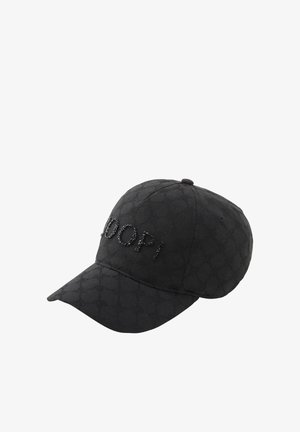 Gorra negra fabricada con tela texturizada, con un diseño estampado. En el frente está bordado "DOOP1" en hilos negros brillantes. Visera curvada.