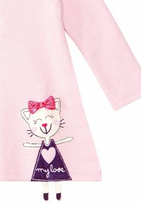 Różowa sukienka z długim rękawem, z białym kotem aplikowanym z różową kokardką na fioletowej sukience, detal w kształcie serca oraz haftowany tekst "moja miłość."