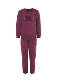 Burgundowy dwuczęściowy dres z okrągłym dekoltem, ściągaczami przy mankietach i w pasie. Ozdobione logo na bluzie i spodniach. Miękka tekstura.