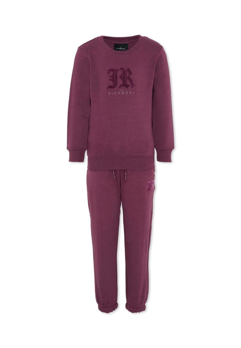 Burgundowy dwuczęściowy dres z okrągłym dekoltem, ściągaczami przy mankietach i w pasie. Ozdobione logo na bluzie i spodniach. Miękka tekstura.