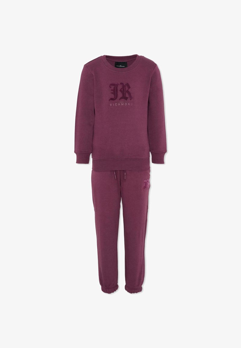 Bordeaux rood tweedelig trainingspak met een ronde halslijn, ribgebreide boorden en tailleband. Versierd met een logo op het sweatshirt en de broek. Zachte textuur.