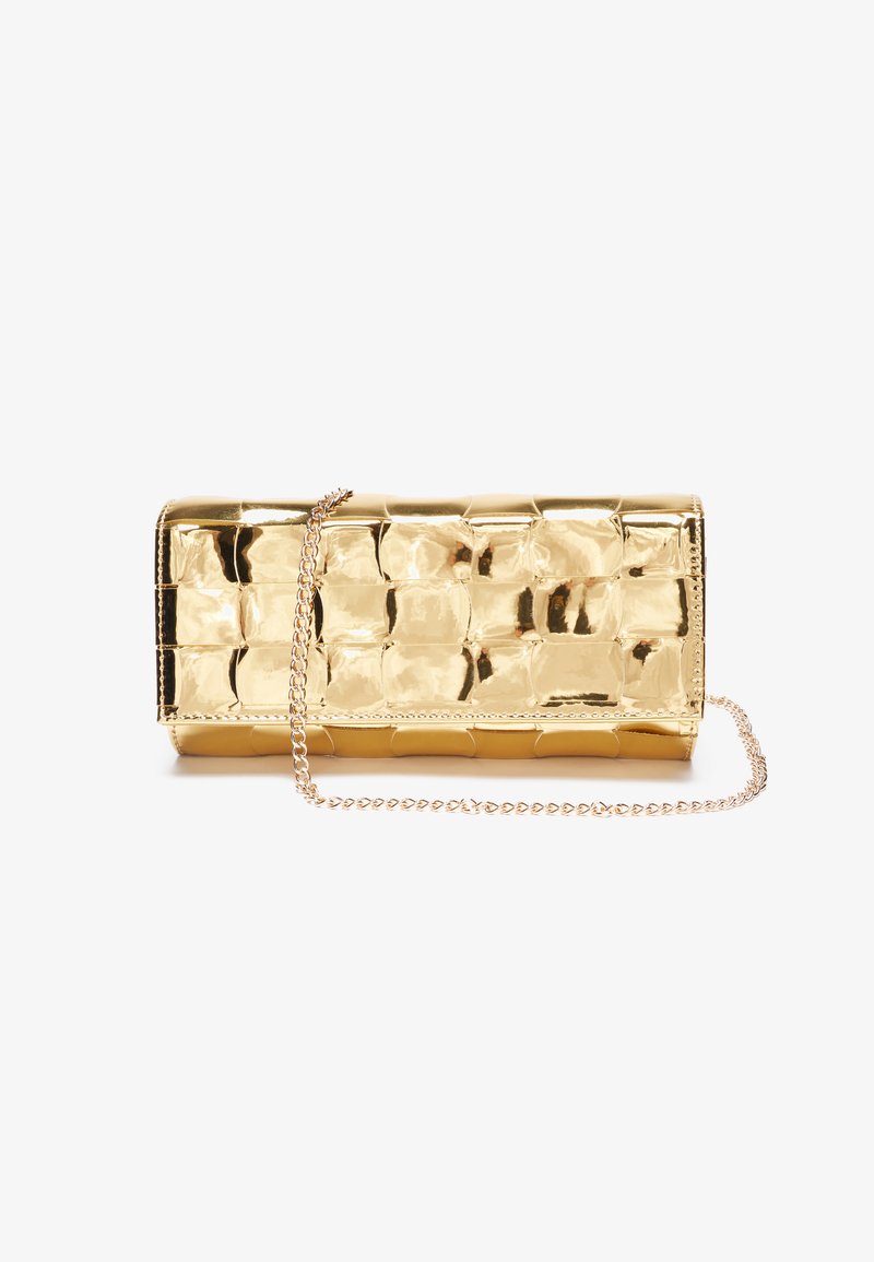 Gull metallic rektangulær clutch med et quiltet mønster, som har en gullkjede-reim og en glatt, reflekterende overflate.