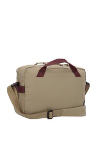 Borsa rettangolare beige in tessuto resistente con accenti rosso scuro, tracolla regolabile e manici superiori. Presenta un compartimento principale con zip.