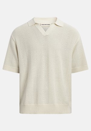 Cremefarvet strikket poloshirt med korte ærmer, V-udskæring, ribkrave, manchetter og kant, med lodrette teksturerede striber. Ingen synlig person.