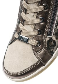 Beige og metallisk brun sneaker med teksturerede snørebånd, metal snørelås, sidelomme med lynlås og leopardprintdetalje på den øverste side.