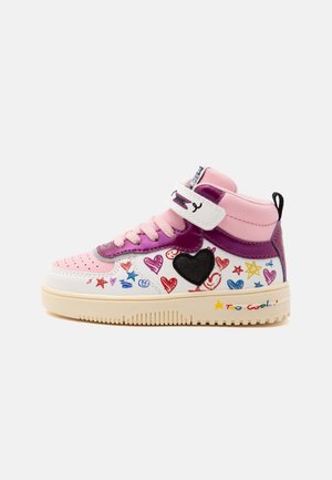 Baskets montantes pour enfants en rose et violet avec bande Velcro, gribouillis colorés de cœurs et d’étoiles, écusson cœur noir et « Too Cool » sur la semelle.