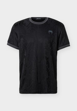 Camiseta negra de manga corta con cuello redondo, con un sutil patrón de serpiente y ribetes en gris oscuro en el cuello y las mangas, pequeño logo de serpiente con colmillos en el pecho.