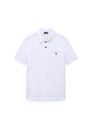 Hvid polo skjorte lavet af bomuld, med krave, tre-knaps slids og et lille logo samt tekstdetalje på venstre side.