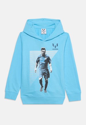 Lyseblå hættetrøje med et sort-hvidt billede af en fodboldspiller, der går, og "Messi" logo over billedet på brystet.