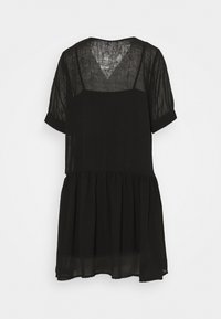Vestito nero a maniche corte con un taglio a strati e fluido. Realizzato in tessuto leggero con sovrapposizione testurizzata e semi-trasparente e scollatura a V.