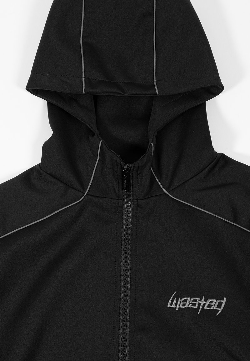 Schwarze Kapuzenjacke mit Frontreißverschluss, grauen Paspel-Details an Schultern und Kapuze sowie gesticktem "Wasted"-Logo auf der Brust.
