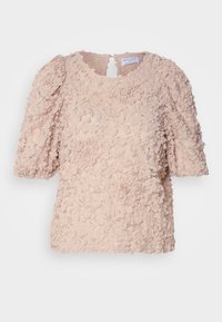 Blushfarbener Blumen-Spitzenoberteil mit kurzen Puffärmeln, einem runden Ausschnitt und einem Schlüsselverschluss im Rücken, versehen mit einem strukturierten, geschichteten Design.