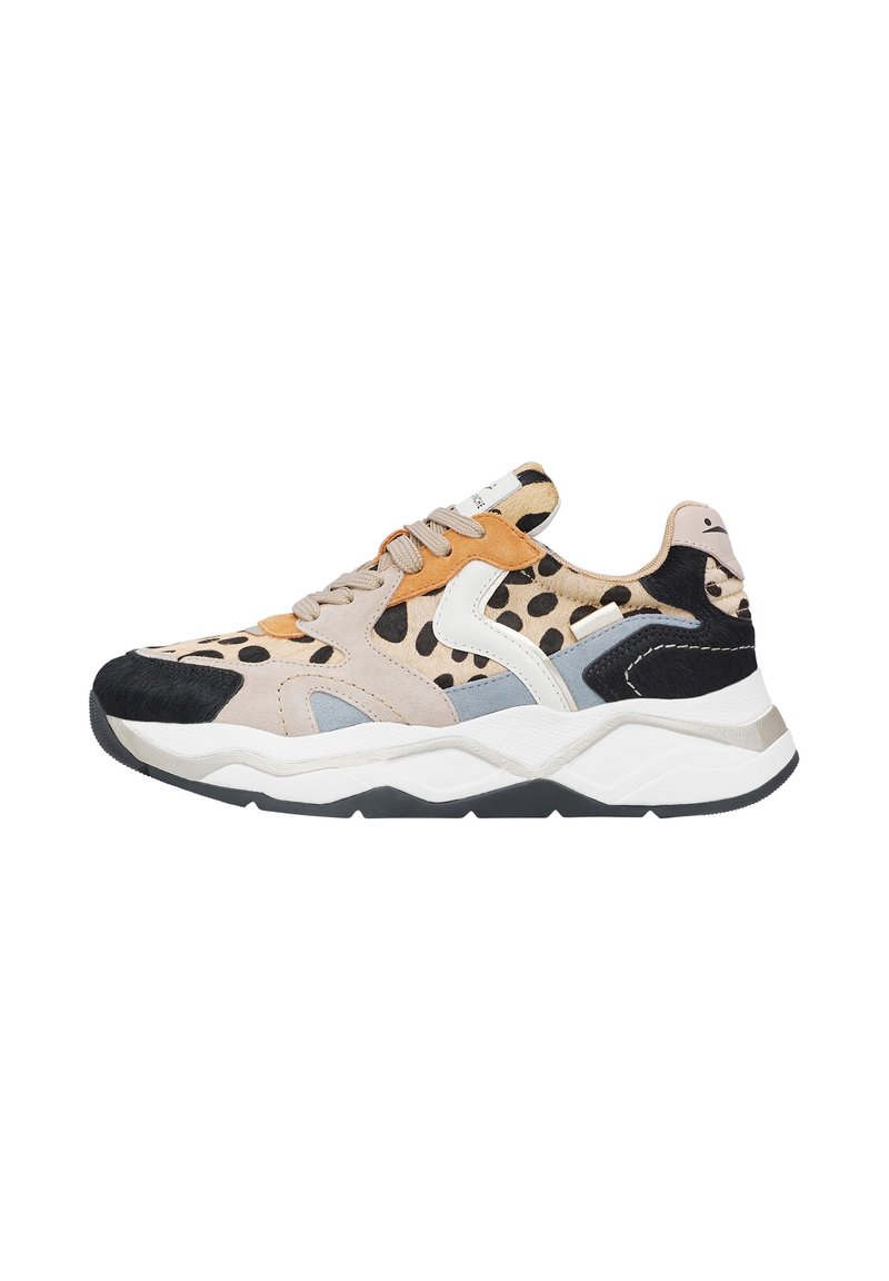 Sneakers con stampa animale multicolore in beige, nero e arancione, realizzati in materiali scamosciati e tessili, con colletto imbottito e suola testurizzata.