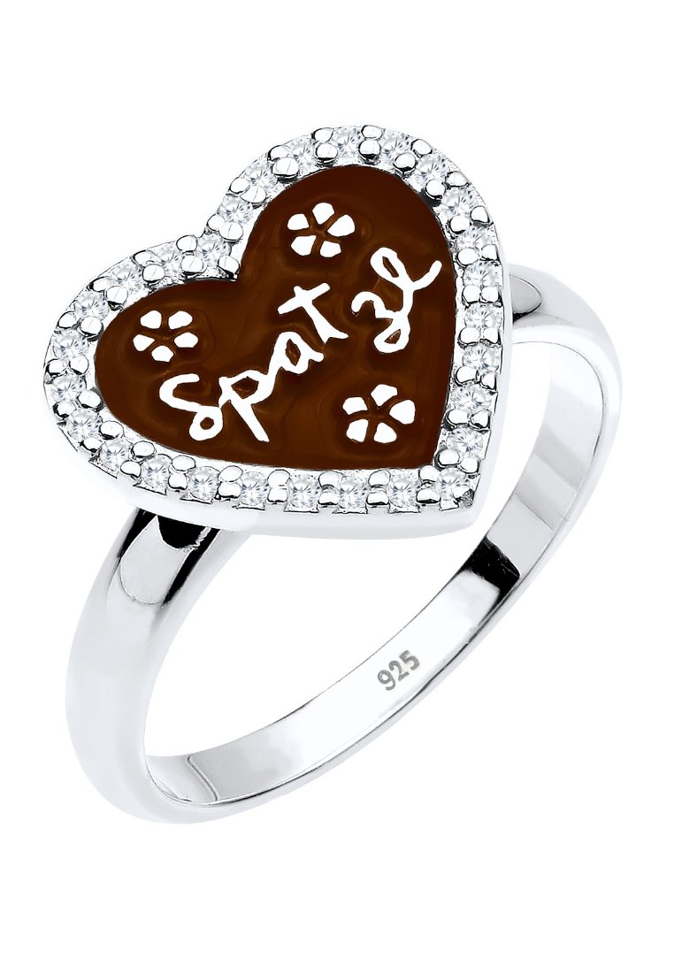 Herzförmiger Silberring mit braunem Emaille-Mittelteil, verziert mit weißen Blumenmustern und der Inschrift "Spatzl", umgeben von kleinen klaren Steinen.