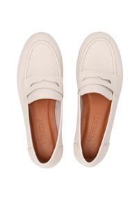 Weiße Lederloafers mit gestepptem Design und Ausschnittakzent an der Vorderseite, mit hellbraunem Innenfutter und abgerundetem Zehenbereich.