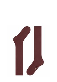 Due calzini color borgogna esposti insieme: uno in posizione orizzontale che mostra la suola, l'altro in posizione verticale, entrambi con texture a coste.