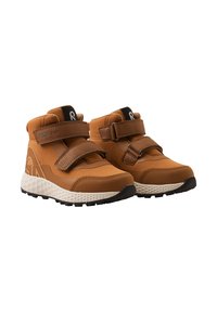 Brązowe wysokie buty sportowe z teksturowaną cholewką, podwójnymi zapięciami na rzepy i kontrastującą białą, wyściełaną podeszwą. Zawierają logo na pasku.