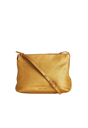 Braune Leder-Umhängetasche mit verstellbarem Riemen und geprägtem "Antoine & Lili" Logo vorne.