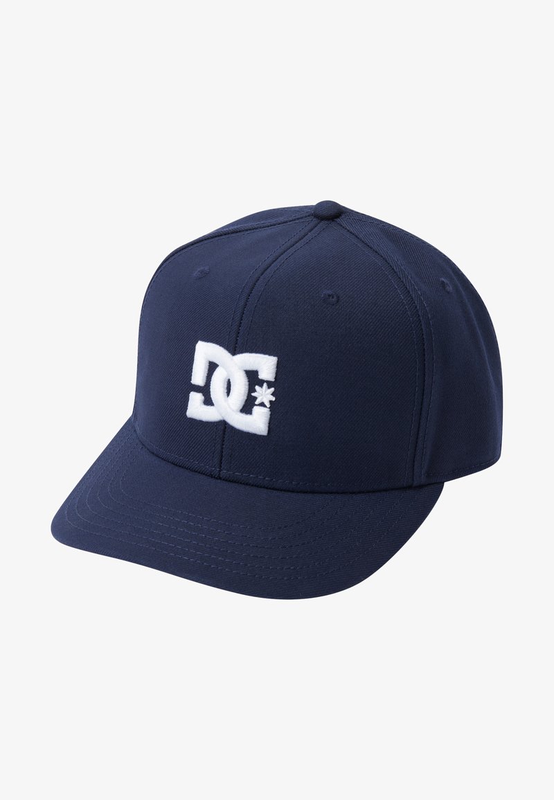 Gorra azul marino de tela con un logotipo de DC bordado en blanco en la parte frontal. Diseño estructurado con visera curvada y orificios de ventilación.