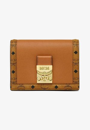 Portafoglio in pelle marrone con hardware in oro, caratterizzato dal logo MCM e accenti. Ha una forma rettangolare e bordi decorati con diamanti scuri.