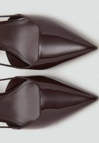 Burgundské lakované lodičky s vysokým opätkom a špicatou špičkou, s elegantným dizajnom a hladkým, lesklým povrchom.