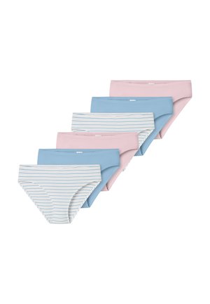 Zes slipjes in bikinistijl voor dames in pastelroze, blauw en wit met blauwe strepen, in een schuine stapel gerangschikt.