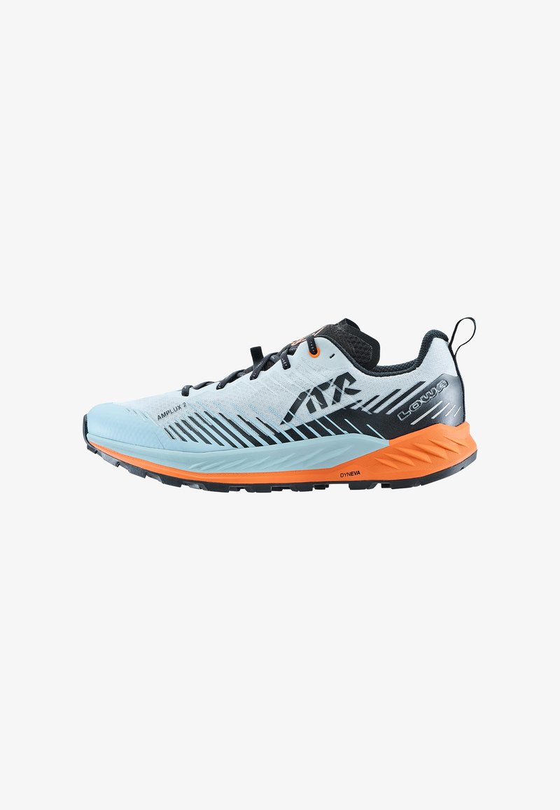 Chaussure de running légère avec un dessus en maille de couleur bleu clair et accents noirs, semelle intermédiaire orange et semelle extérieure noire texturée pour une meilleure adhérence.