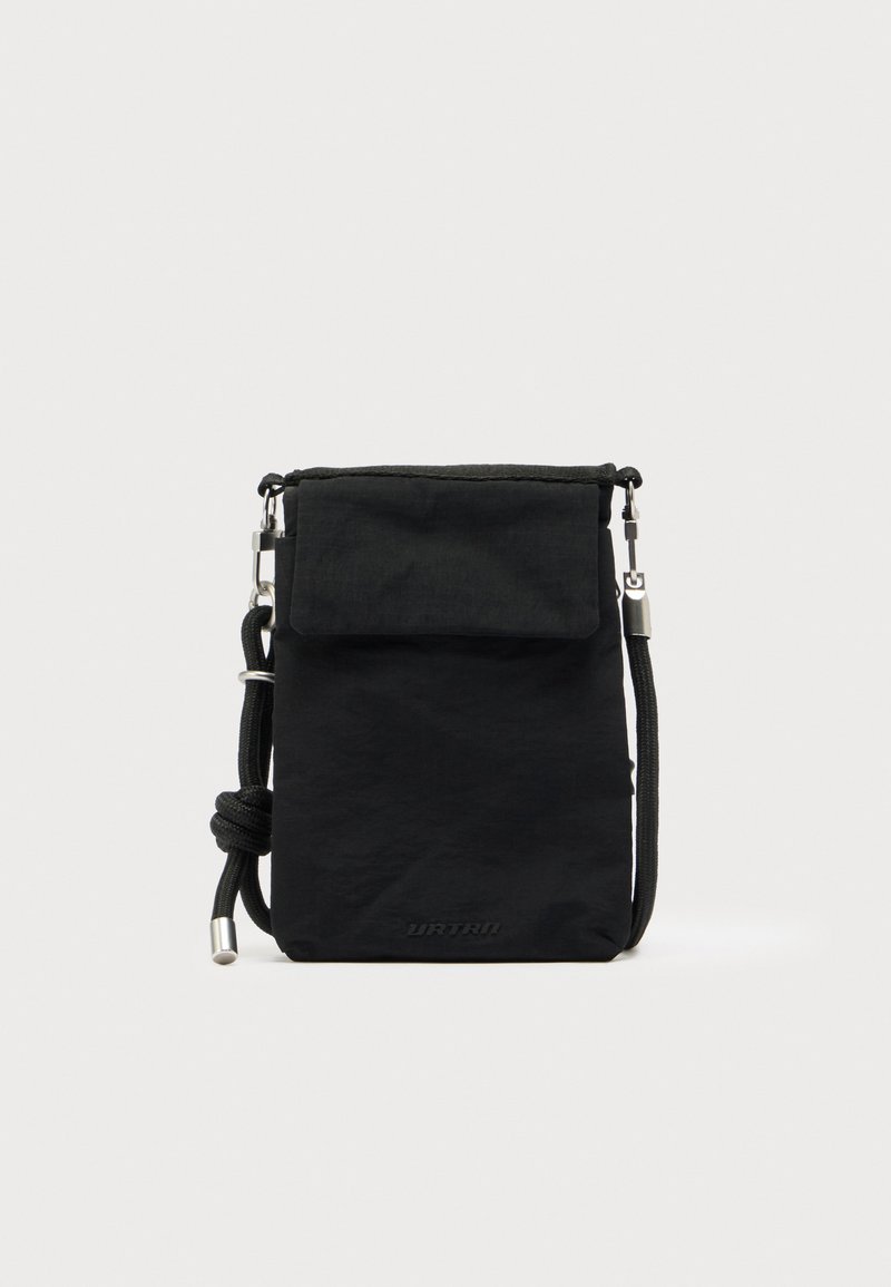 Μικρό μαύρο τσαντάκι χιαστί με κλείσιμο με καπάκι, με το εμπορικό σήμα "URTRN", που διαθέτει ρυθμιζόμενο λουράκι σχοινί με κόμπο και μεταλλικές λεπτομέρειες.