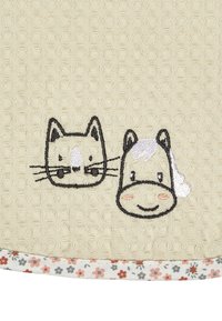 Texturiertes beiges Gewebe mit gestickten Gesichtern von Katzen und Pferden, umrandet von floralen Details in Pastellfarben.