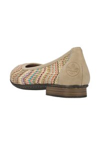 Beige flache Schuhe mit geflochtenem, mehrfarbigem Obermaterial, runder Zehenpartie und kleinem, gestapeltem Absatz. Merkmale ein Logodetail an der Ferse.