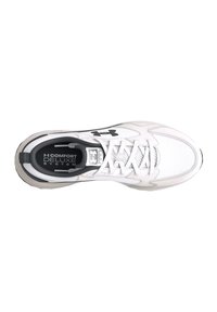 Zapatilla deportiva blanca con parte superior de malla, punta redondeada, acentos negros y cordones blancos; cuenta con una plantilla "Comfort Deluxe System".