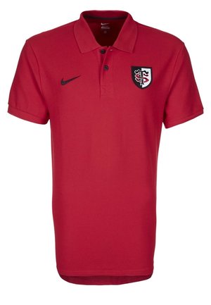 Rød Nike polo med sort logo på højre bryst og sort, hvid og rød skjoldemblem på venstre bryst.