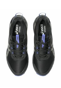 Chaussures de sport noires avec tige en mesh, accents violets contrastants et logo argent métallique. Équipées de lacets plats et d'une semelle texturée.