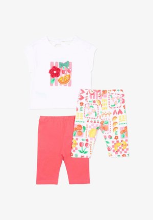 Camiseta blanca de manga corta para niño pequeño con diseño de frutas y lazo, combinada con leggings coral sólidos y leggings estampados con frutas y motivos florales.