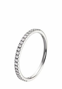 Anillo de plata con una banda delgada adornada con una línea de pequeñas piedras redondas transparentes a lo largo de un lado. Acabado pulido y suave, diseño minimalista.