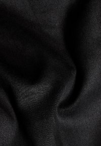 Tessuto nero con una texture liscia, caratterizzato da una leggera lucentezza e morbide pieghe, creando un senso di profondità nel materiale.