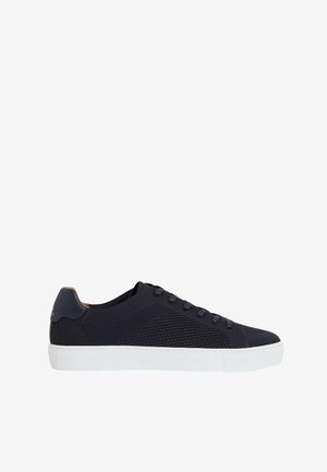 Low-Top schwarzer Strick-Sneaker mit schwarzen Schnürsenkeln und weißer Gummisohle, seitlich auf weißem Hintergrund.