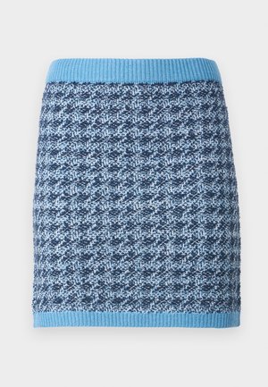 Gebreide rok met een geometrisch patroon in tinten blauw, voorzien van een geribde lichtblauwe tailleband en een gestructureerde stofafwerking.