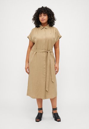 Tommy Hilfiger Curve BELTED MIDI DRESS - Shirt dress - camel
