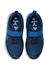 Zapatillas azul marino con tela de malla, detalles de cuero, correa ajustable y cordones. Incluye un logo en la lengüeta y una suela con patrón.